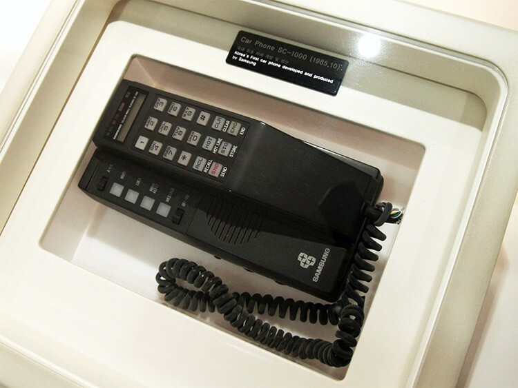 Einst hat Samsung auch solche Telefone hergestellt - ihr altes Logo ist auf dem Gehäuse sichtbar, drei Sterne (so wird der Name des Unternehmens übersetzt)