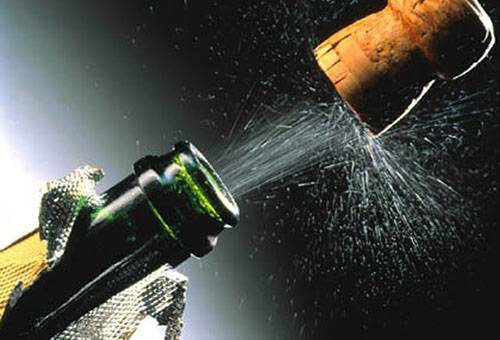 Wie öffnet man Champagner und wie viel kann er gelagert werden?