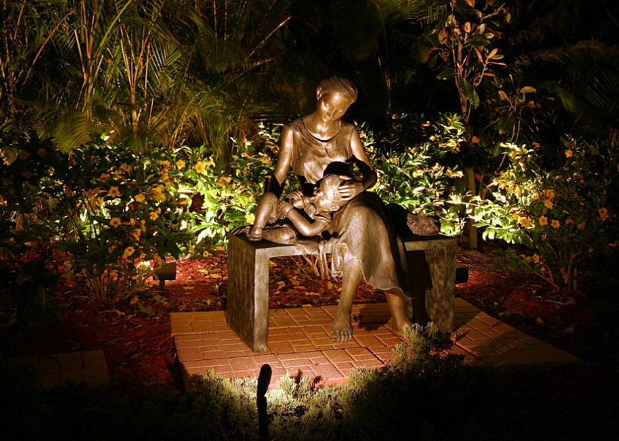 Illuminazione decorativa di una scultura in un giardino paesaggistico