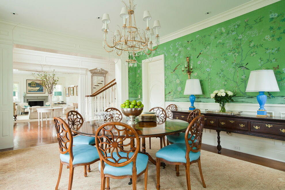 Mesa de comedor en una habitación con papel tapiz verde