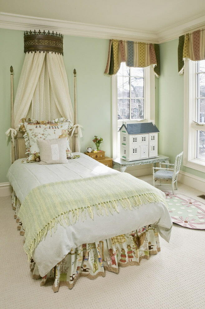 חדר ילדות עם חופה יפה מעל המיטה