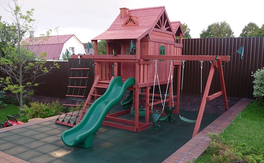 Parco giochi per bambini al cottage estivo