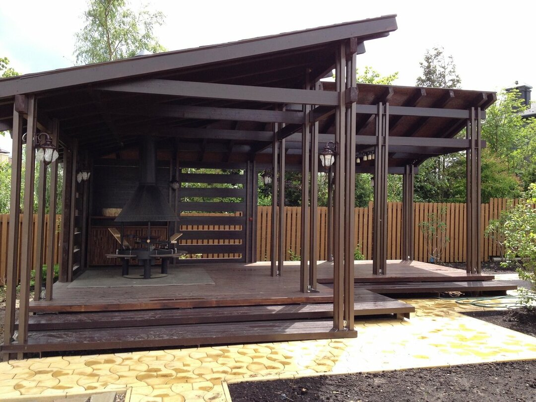 Tuinhuisjes gemaakt van metaal en hout voor de zomer voor een zomerresidentie: eenvoudig en mooi, foto
