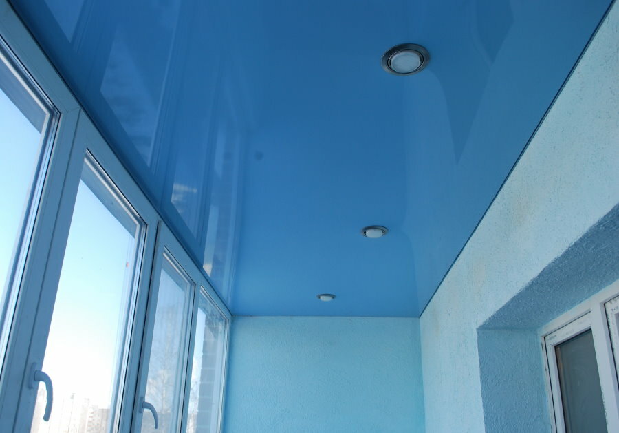 Blått strekkloft på en varm balkong