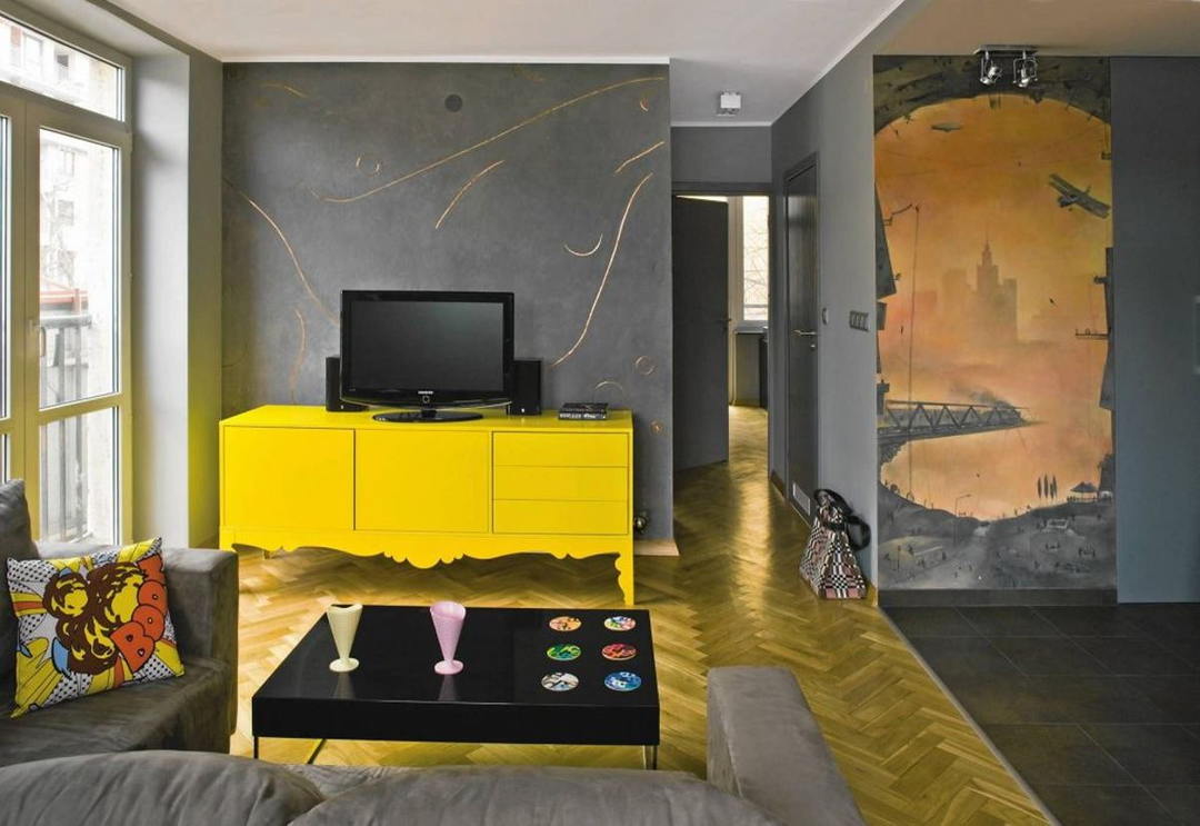Žltý obrubník oproti šedej stene obývačky