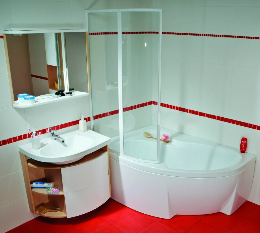Bañera de esquina blanca sobre piso rojo