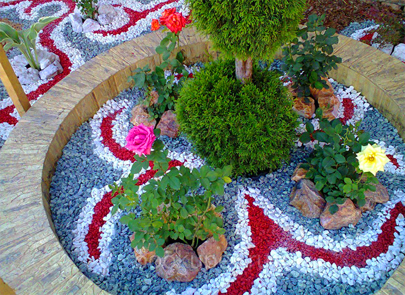 ניתן להניח אבנים מרובות צבעים בדוגמאות על ערוגות פרחים וגנים קדמיים