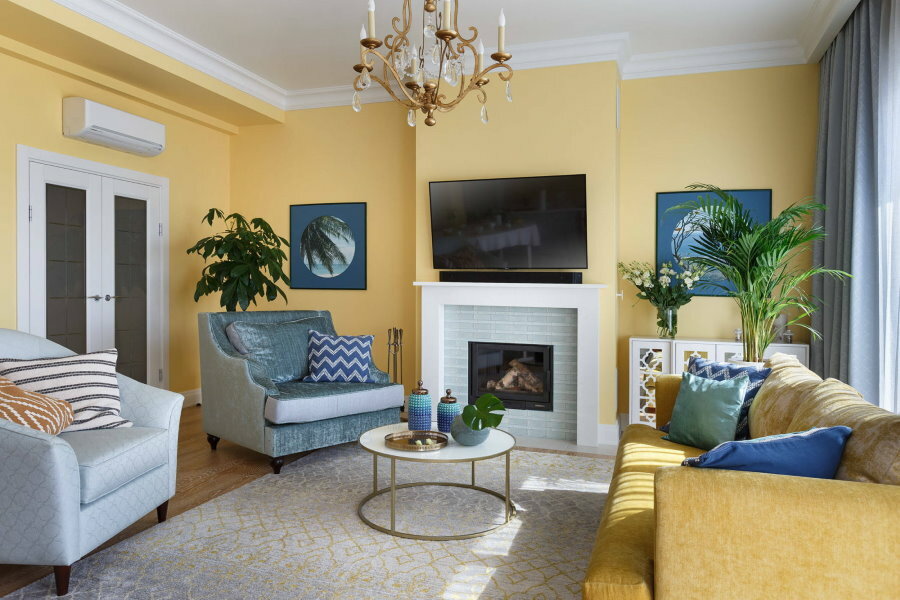 Paredes de color amarillo claro en la sala de estar brezhnevka