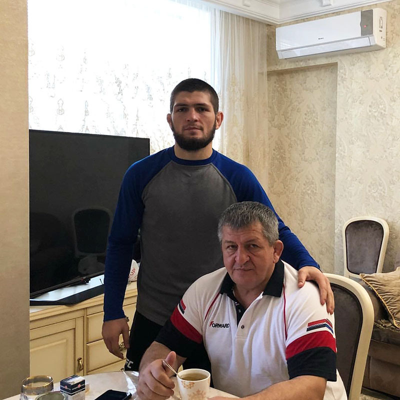 Hogar de los padres del tres veces campeón de UFC Khabib Nurmagomedov: casa, ubicación, paisaje, decoración, muebles, apartamento