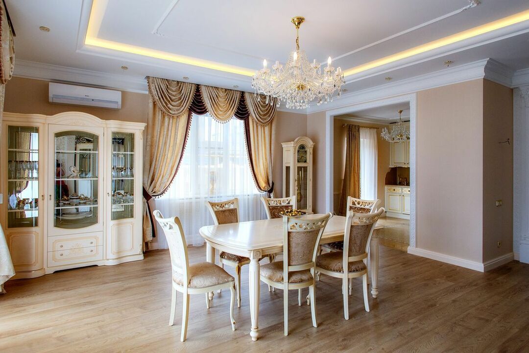 Jedáleň v klasickej obývacej izbe s jedálňou