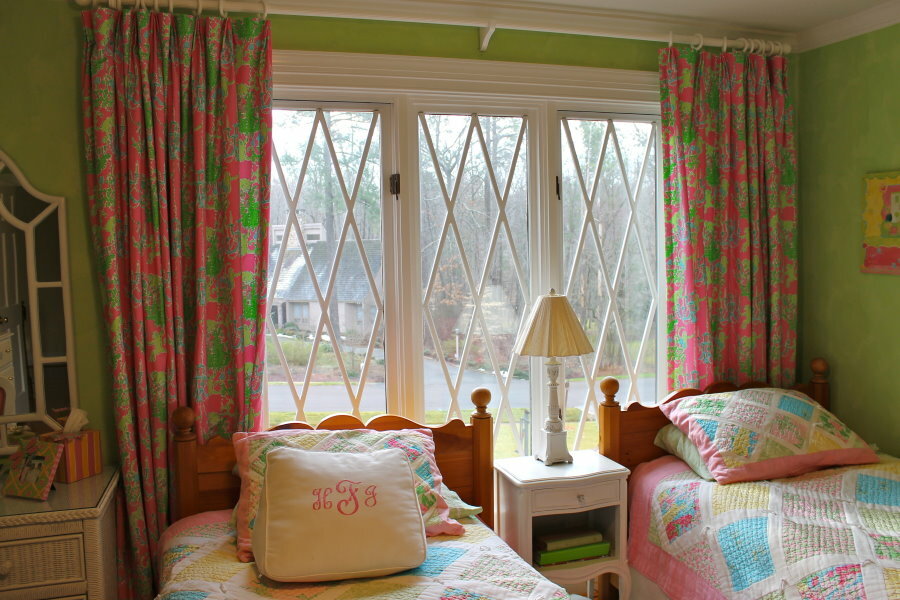 וילונות צבעוניים בחדר שינה קטן לשני ילדים