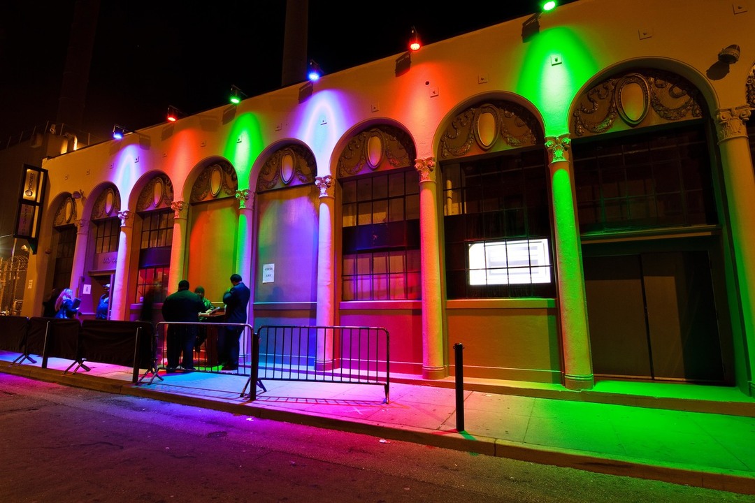Barvna razsvetljava fasade poslovne stavbe