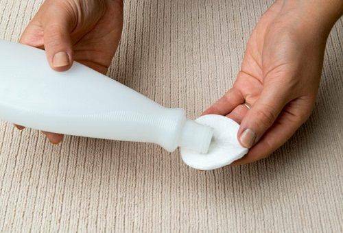Ako umývať laky na nechty z látky, oblečenia: ľudových a chemických výrobkov