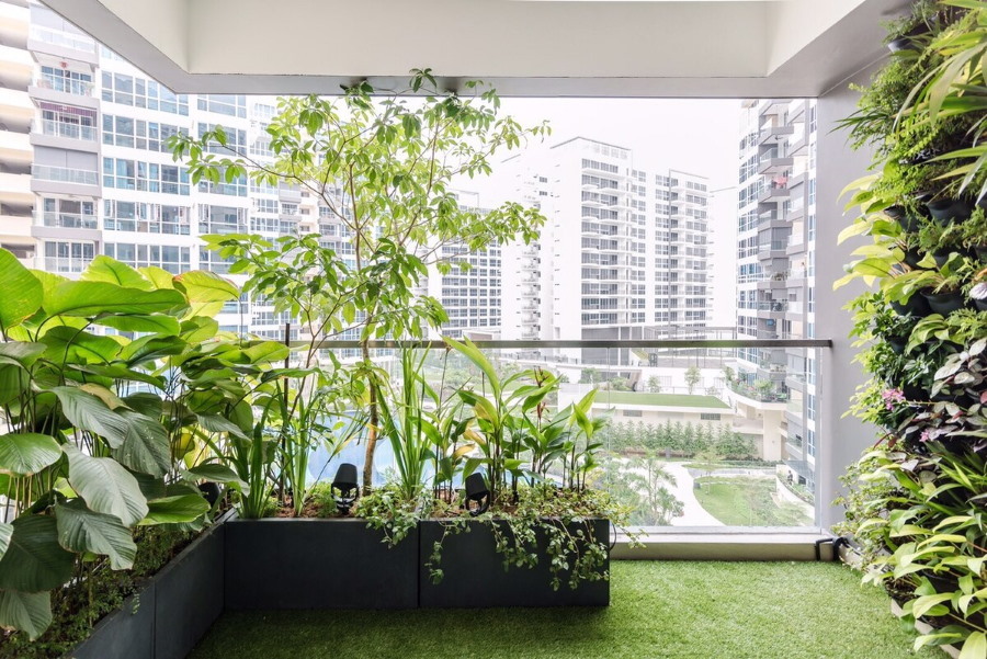 Umelá tráva na balkóne s rastlinami