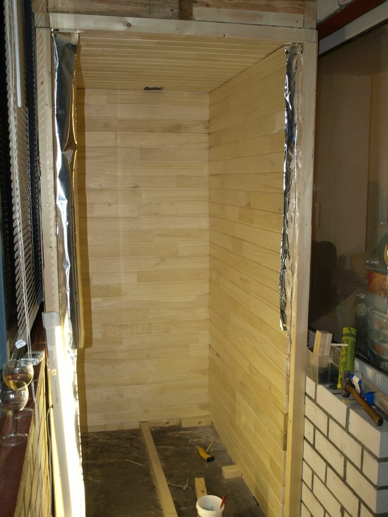Revestimiento de pino como decoración de pared para una sauna de balcón.