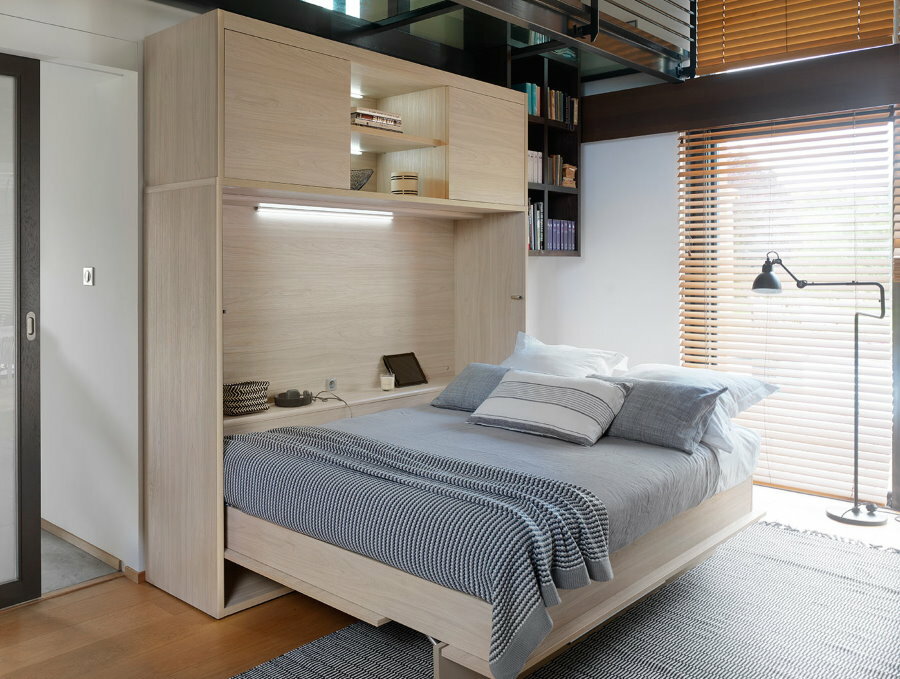 Ausziehbares Bett in einer Wohnung mit 1 Zimmer