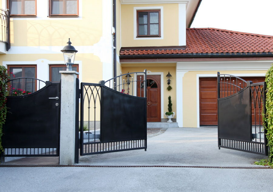 Cancello aperto nel cortile di una casa a due piani