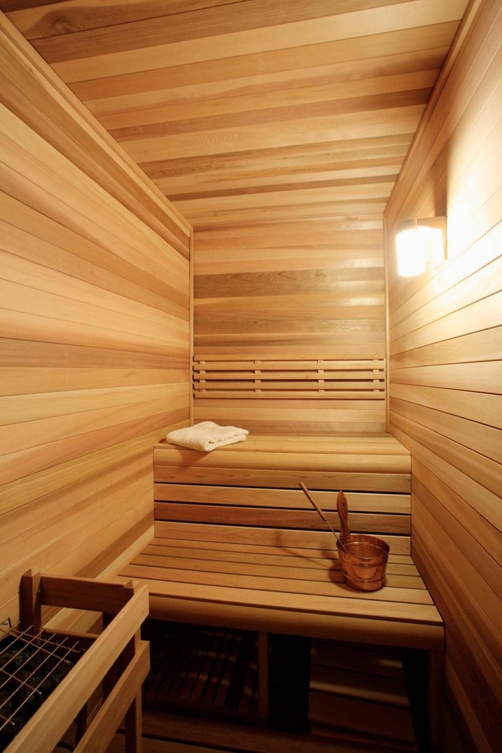 Estantes en la estrecha sala de vapor de la sauna compacta.