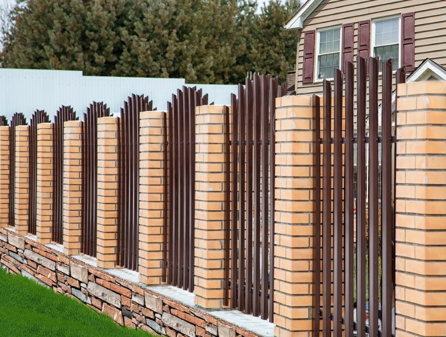 Vidiecky plot s tehlovými stĺpmi