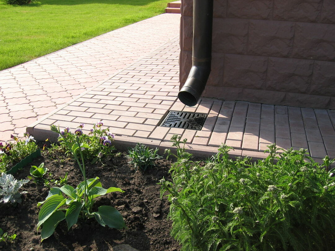 Drainage of the site: an easy way to drain water in landscape design