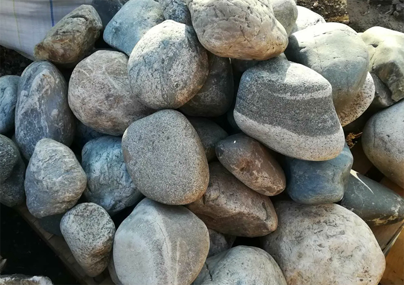 Wenn Sie einen natürlichen Stausee in der Nähe haben, können Sie an seinen Ufern sicherlich solche Steine ​​​​für den Bau sammeln