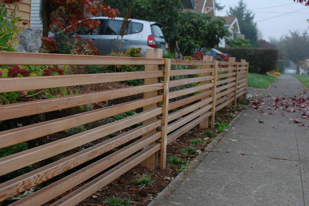 Ozdobný plot z vodorovného plotového plotu