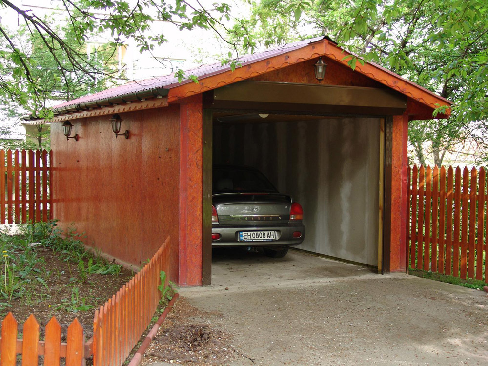 Kompaktiškas garažas jų vasarnamyje