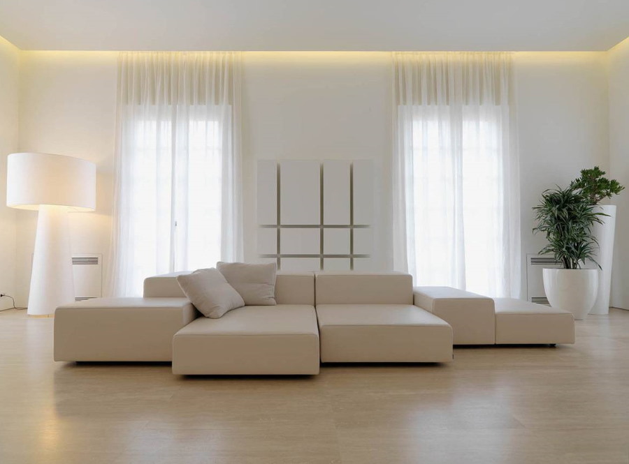 וילונות אור על חלונות הסלון בסגנון מינימליזם