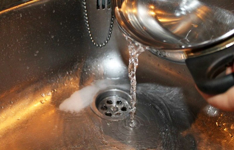 Mit kochendem Wasser verdünntes Weiß in den Abfluss des Spülbeckens gießen. Das gleiche sollte mit dem Waschbecken im Badezimmer gemacht werden.