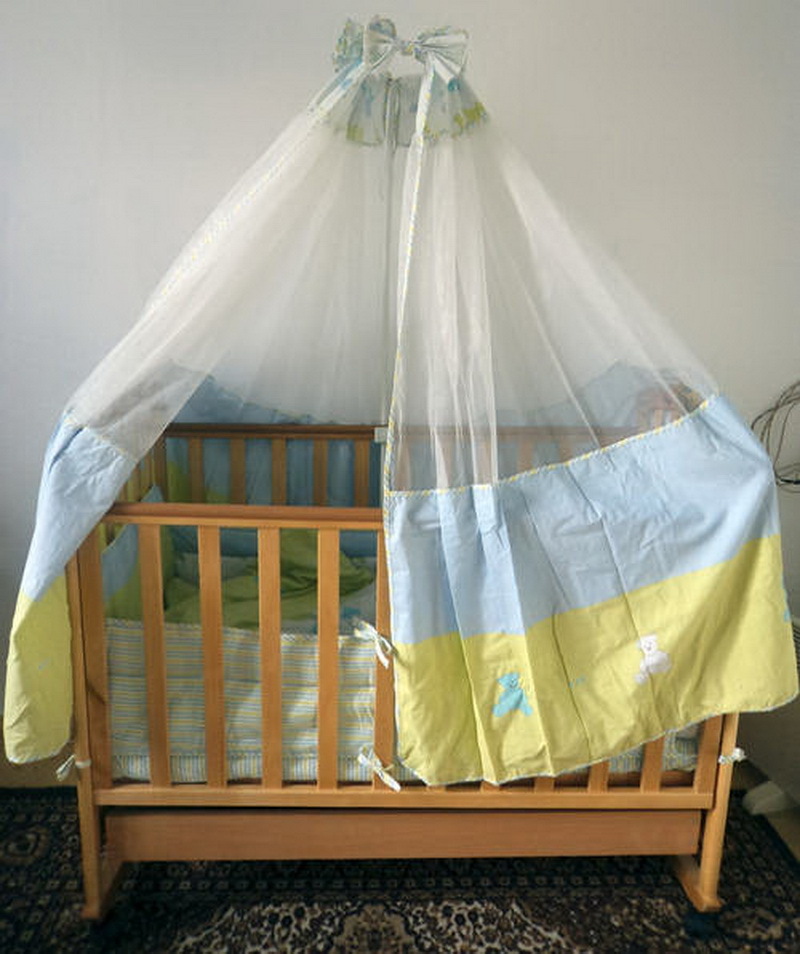 חופה משולבת סביב היקף מיטת התינוק