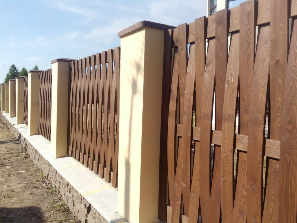 Proutěný plot z tenkého plotového plotu