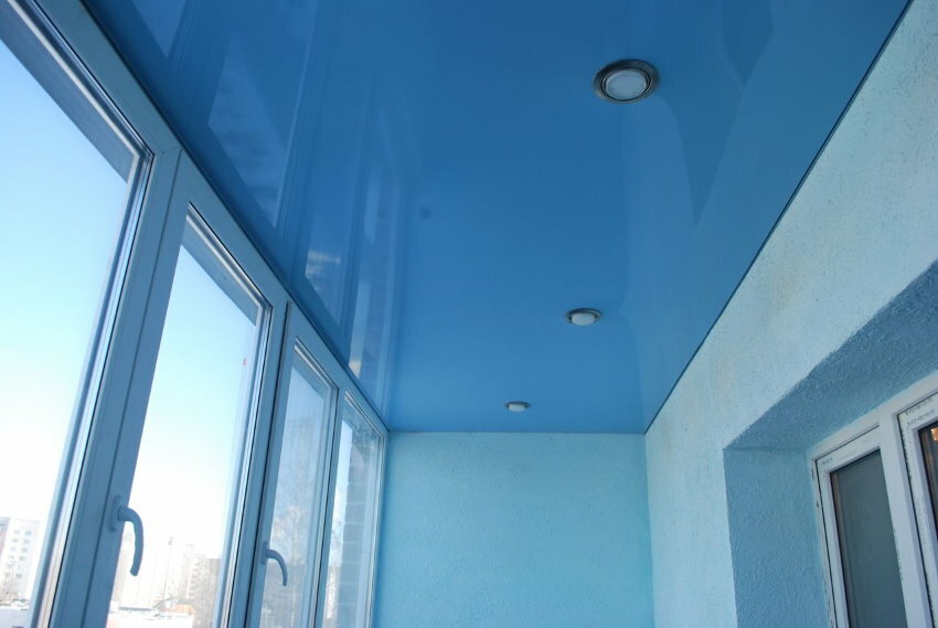 Modrý napínací strop na balkoně bytu