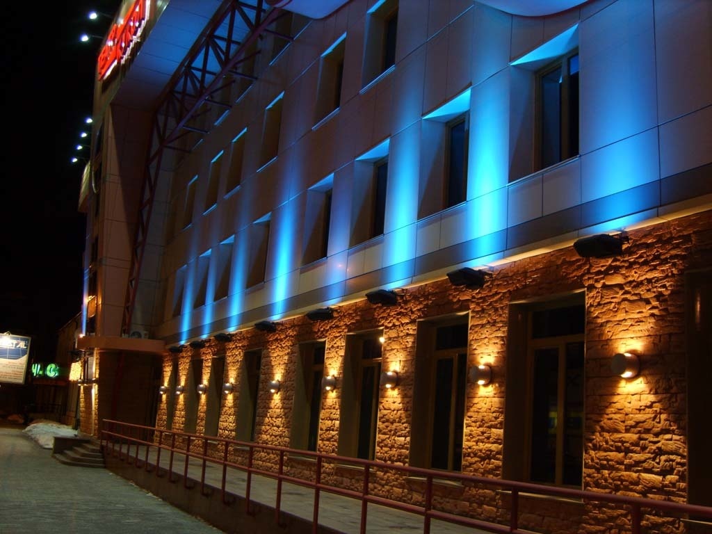 Naglašena osvetlitev fasade s stenskimi svetilkami