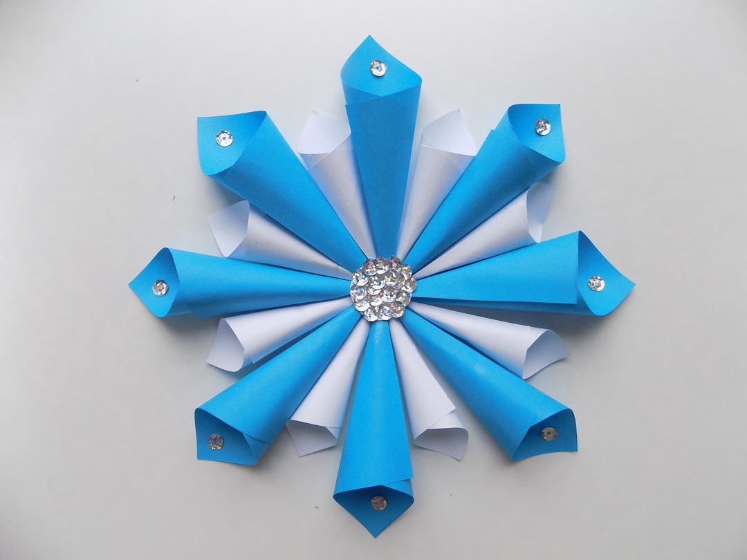 How to make a three-dimensional snowflake out of paper