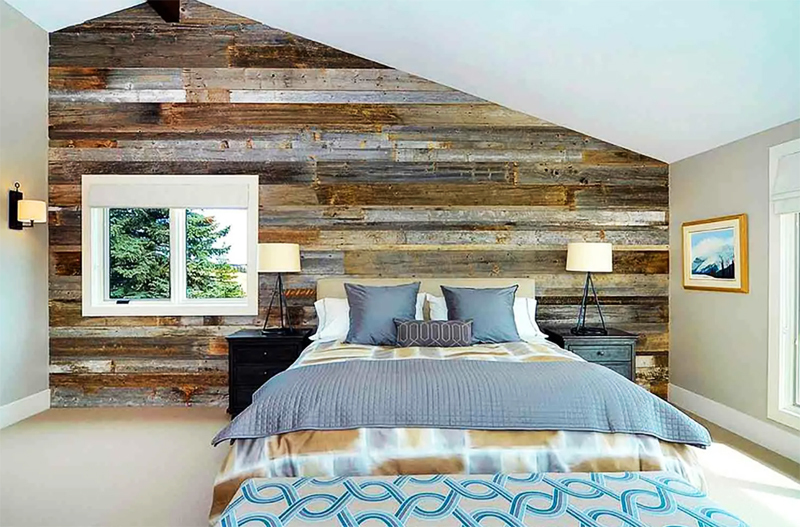 Eine Wand aus Naturholz wird sehr attraktiv, wenn Sie Beize und Lack verwenden