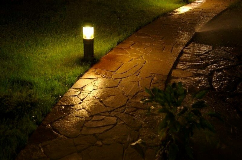 Illuminare un sentiero di pietra con lanterne solari