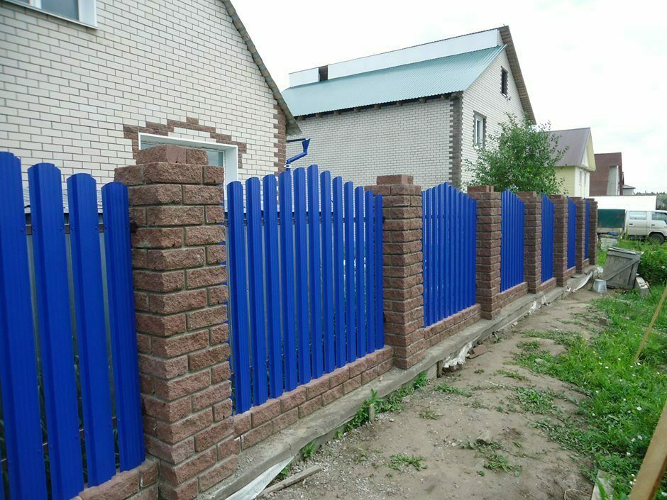 Záhradný plot vyrobený z tmavomodrého plotu