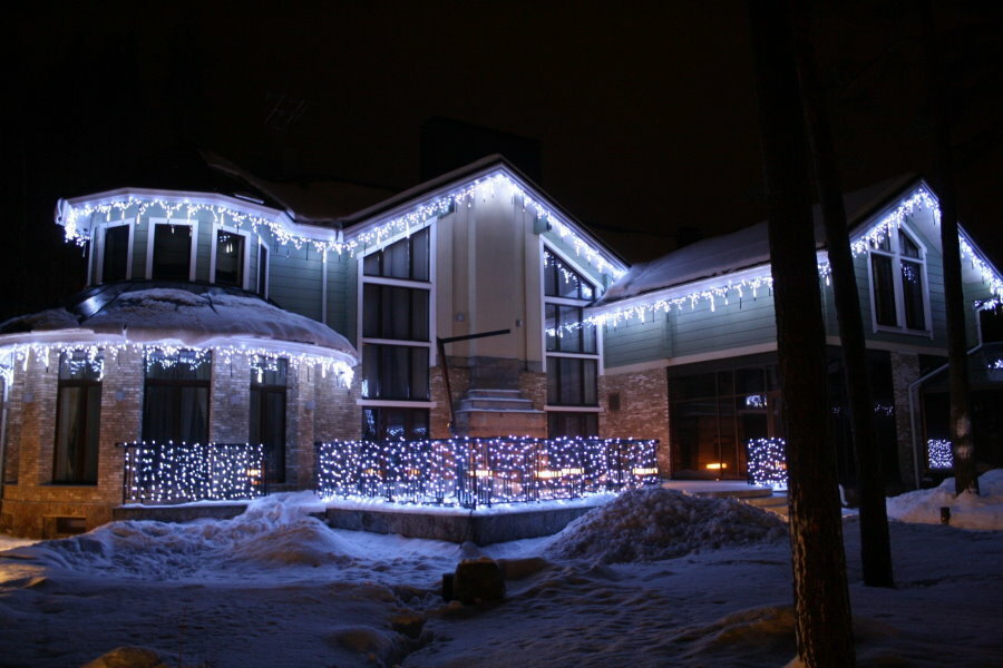 Novoletna razsvetljava dvonadstropne podeželske hiše