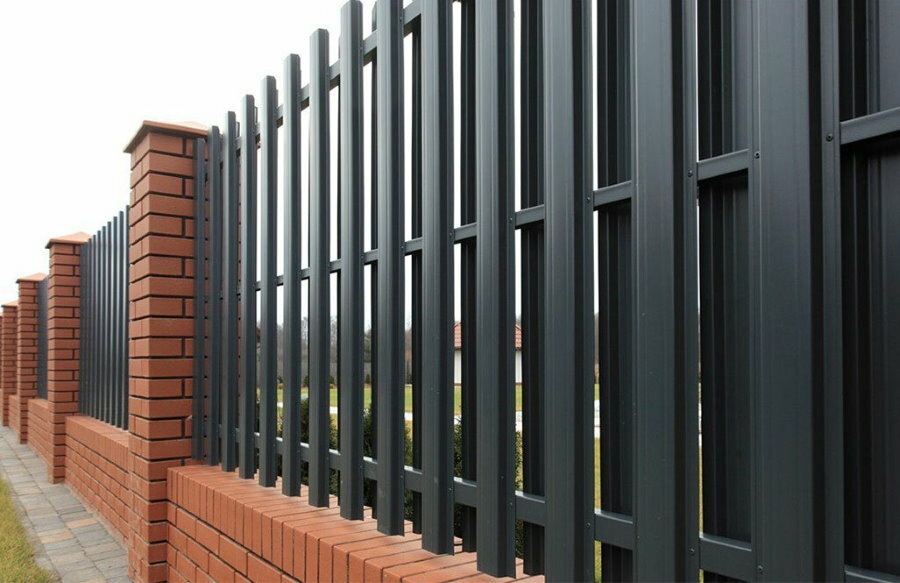 Černý plot z kovového plotu na profilovém potrubí
