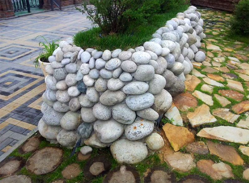 Ideen für die Dekoration eines Gartens mit Steinen: exquisit und kostenlos