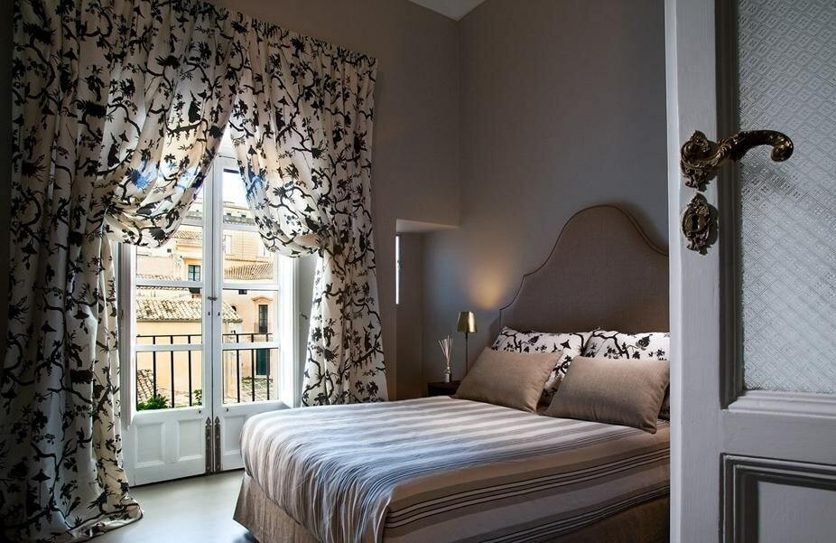 Italienische Vorhänge aus hellem Stoff im Schlafzimmer