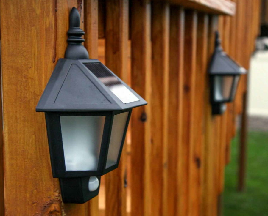 Lampada solare con sensore di movimento su una staccionata in legno