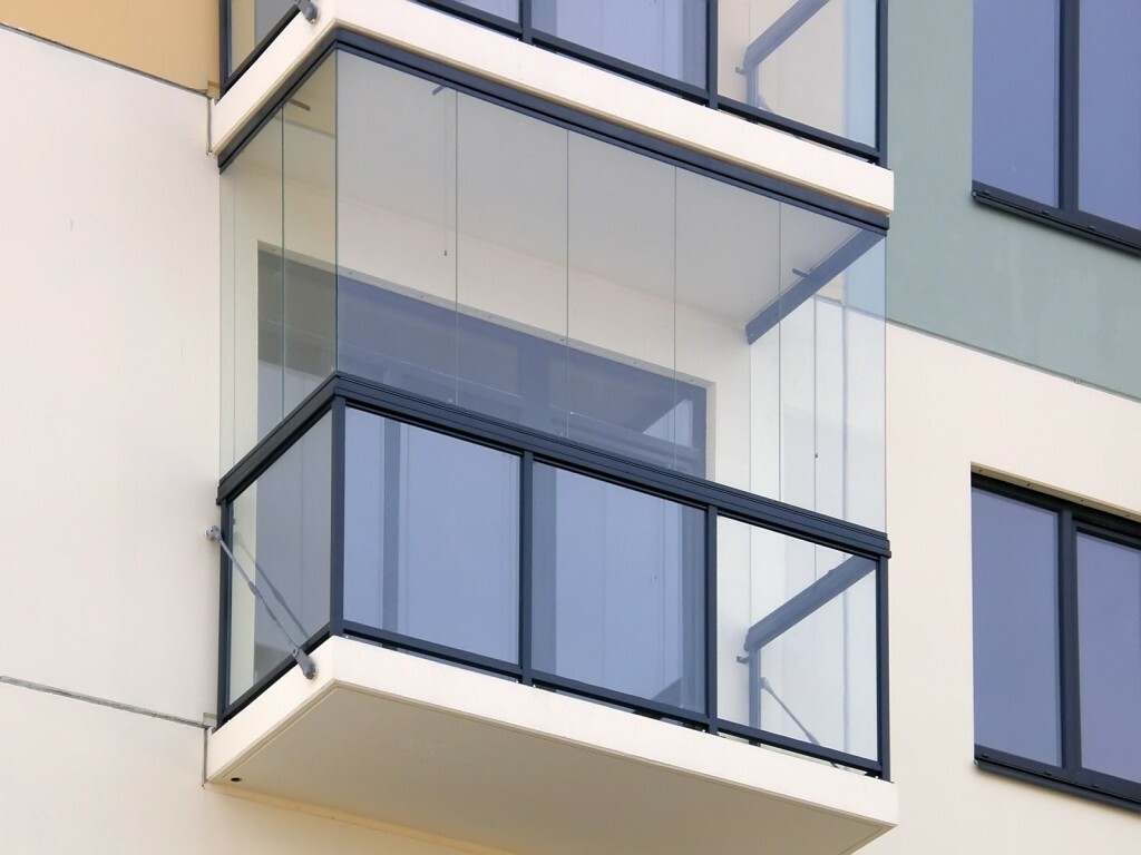 Innglassing av balkonger i Khrusjtsjov: fordeler og ulemper med etterbehandling, designfoto