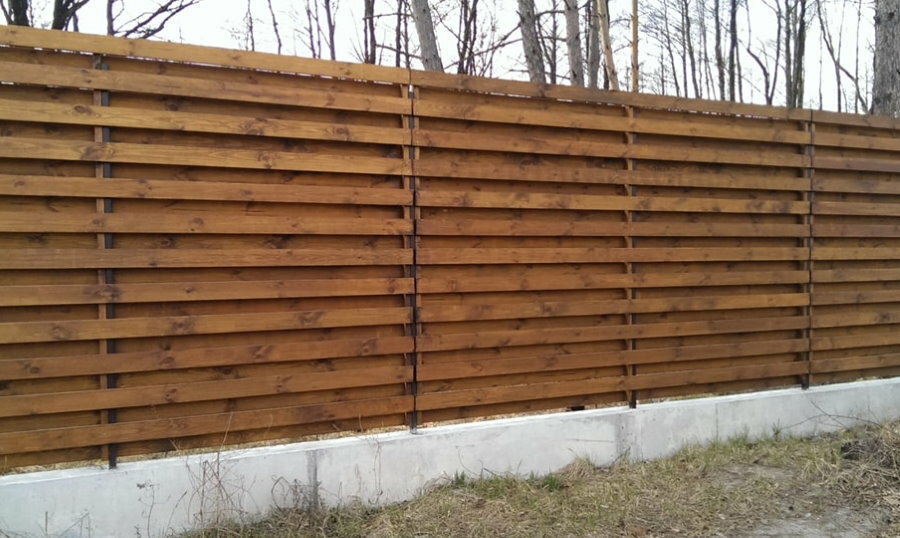 Dřevěný plot s betonovou základnou