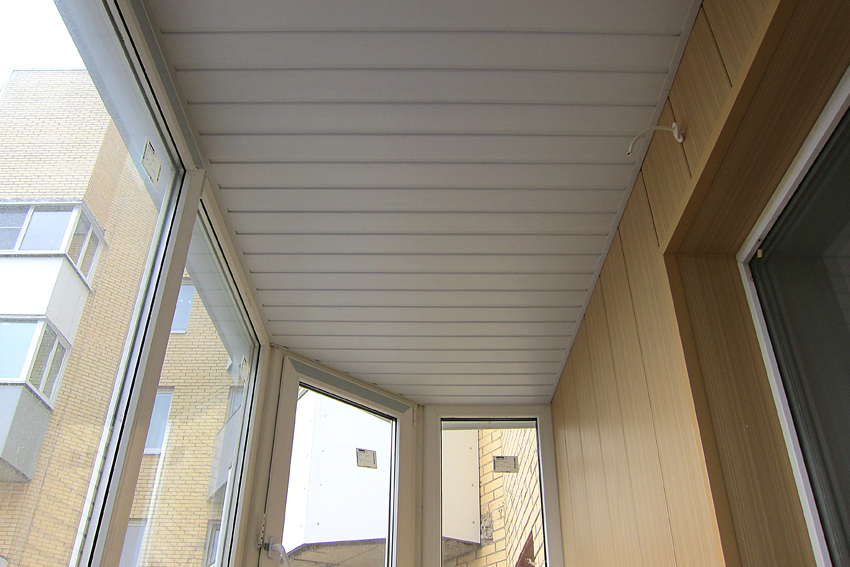 Panely z PVC na stropě krytého balkonu