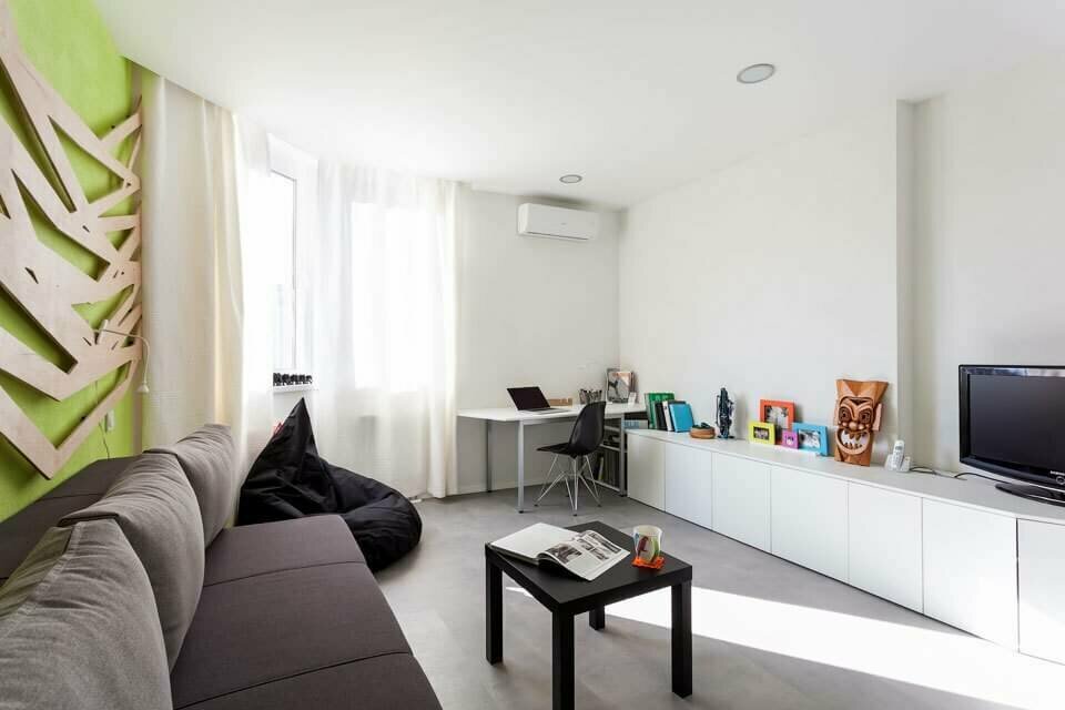 Ein Beispiel für die Einrichtung einer 1-Zimmer-Wohnung im Stil des Minimalismus