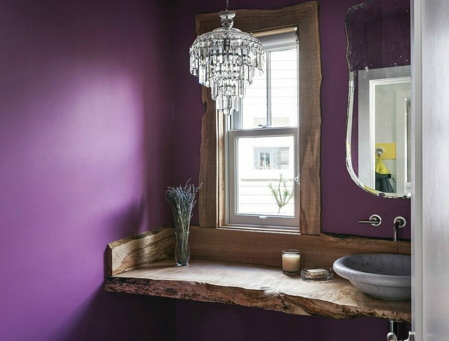 משטח עץ בחדר האמבטיה עם חלון
