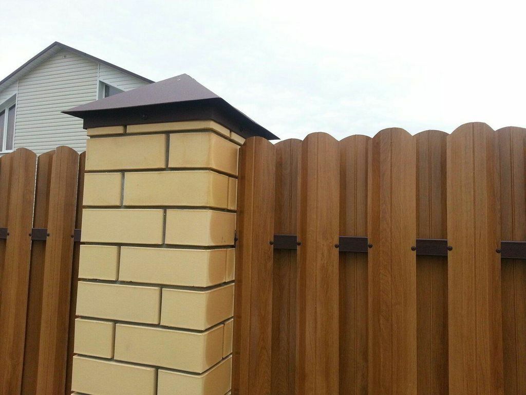 Paletto per recinzione in mattoni con cappuccio zincato