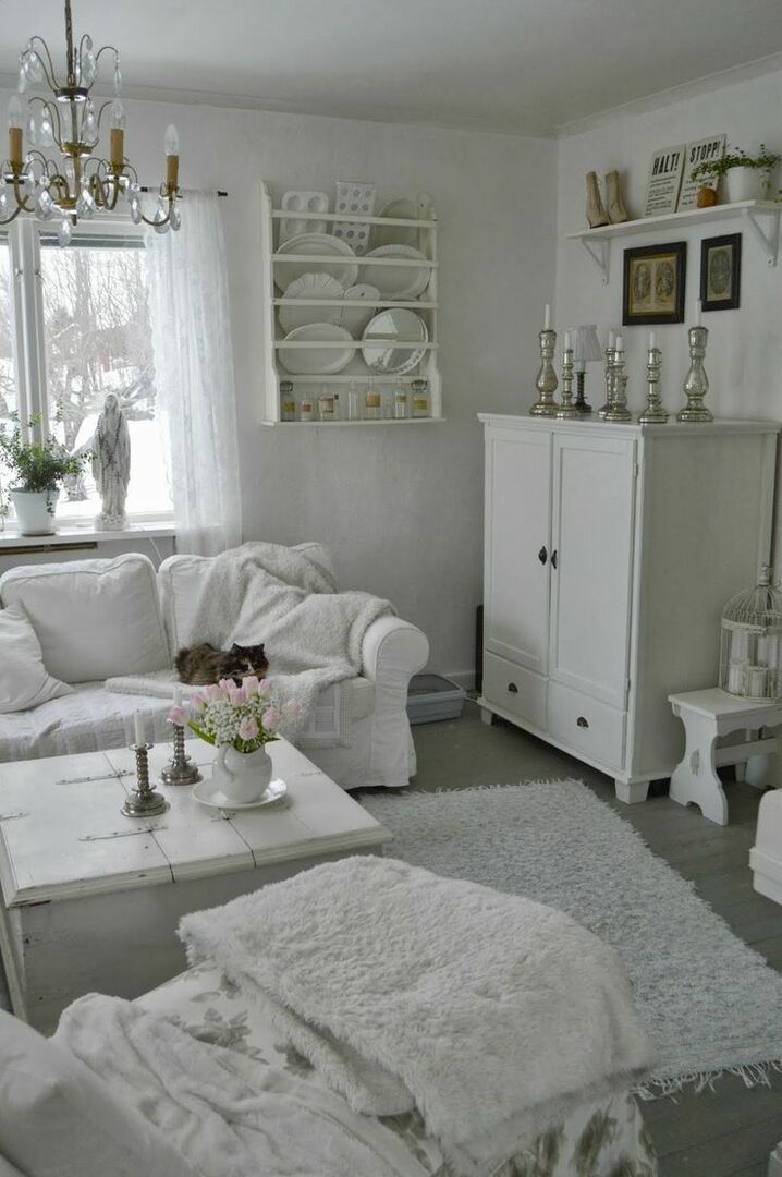 Hyggelig stue i klassisk stil med hvide møbler