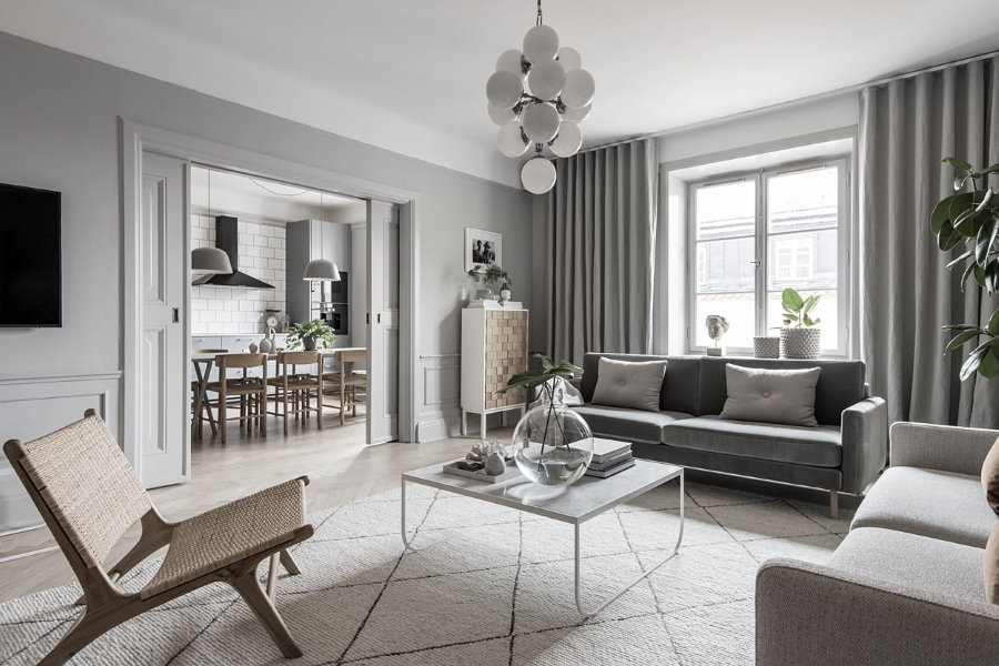 Dizajn obývačky bytu v sivom prevedení